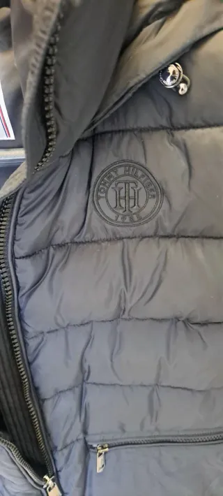 Parka azul acolchada con capucha