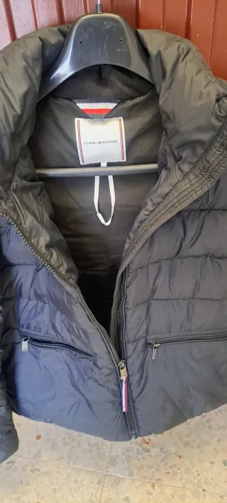 Parka azul acolchada con capucha