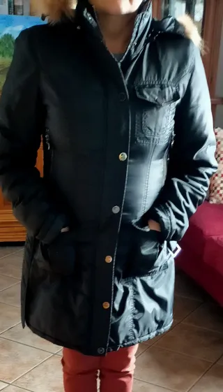 Anorak negro con capucha y pelo