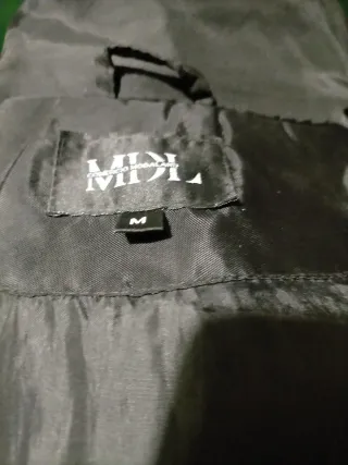 Anorak negro con capucha y pelo