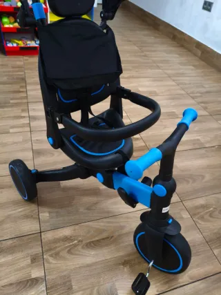 Triciclo infantil con capota y manillar