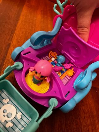 Carruaje de sirenas y barco pirata, con pájaro.