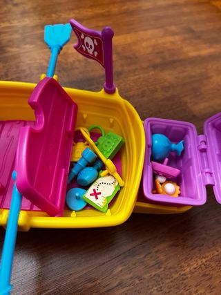 Carruaje de sirenas y barco pirata, con pájaro.