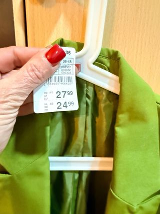 Americana verde oliva talla 36,es mas oscura