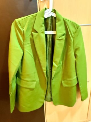 Americana verde oliva talla 36,es mas oscura