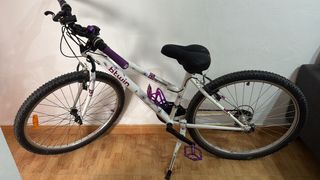 Bicicletas de Montaña BTWIN Blanca y Merida Roja