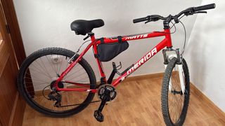 Bicicletas de Montaña BTWIN Blanca y Merida Roja