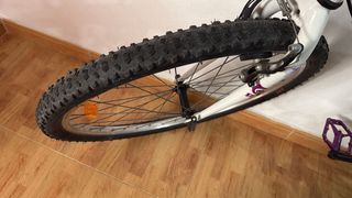 Bicicletas de Montaña BTWIN Blanca y Merida Roja