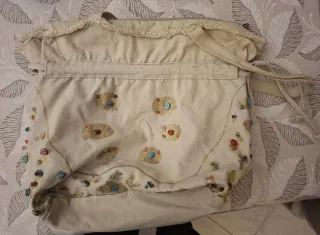 Borsa beige con decorazioni.