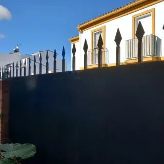 2 Rejas Metálicas Negras unidas