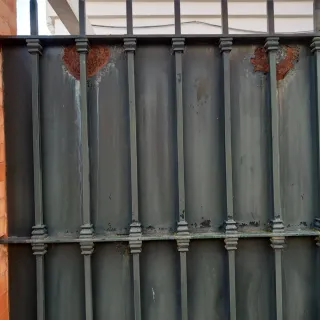 2 Rejas Metálicas Negras unidas