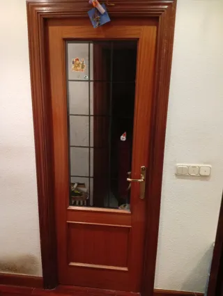 Puerta de madera con cristal