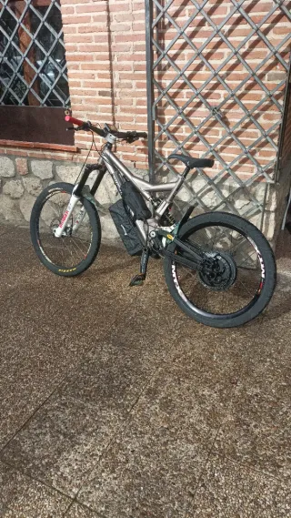 Comencal de Descenso Eléctrica