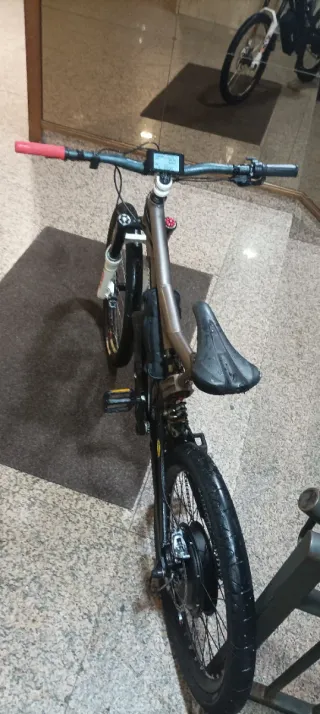 Comencal de Descenso Eléctrica