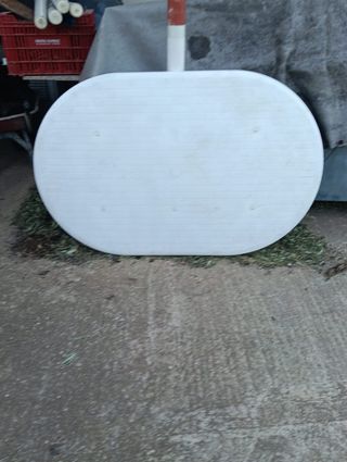 Tavolo ovale in plastica beige/bianco