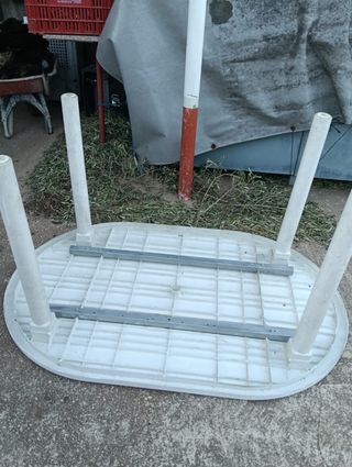 Tavolo ovale in plastica beige/bianco