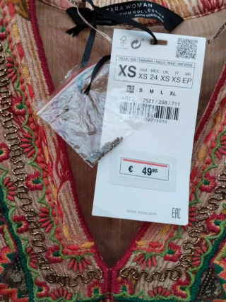 Vestido Zara estampado con etiqueta