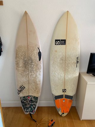 Tablas de surf con fundas y quillas