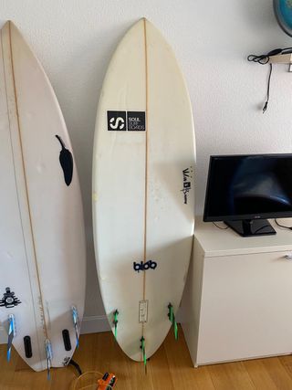 Tablas de surf con fundas y quillas