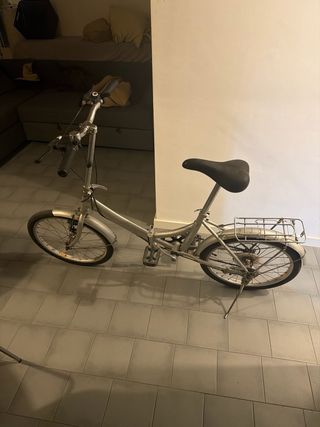 Bicicleta plegable urbana plateada