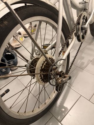 Bicicleta plegable urbana plateada