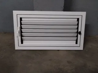 Contraventana aluminio blanco mallorquina.