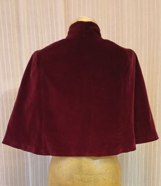 Preciosa capa antigua de terciopelo burdeos.