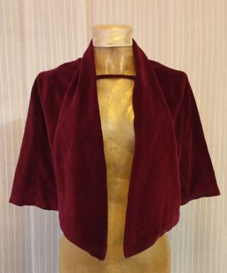 Preciosa capa antigua de terciopelo burdeos.