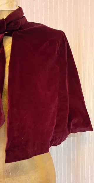 Preciosa capa antigua de terciopelo burdeos.