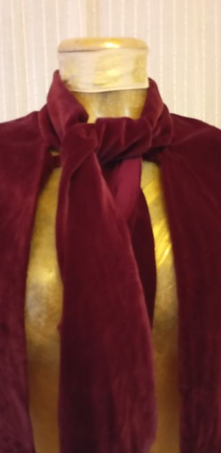 Preciosa capa antigua de terciopelo burdeos.