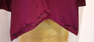 Preciosa capa antigua de terciopelo burdeos.