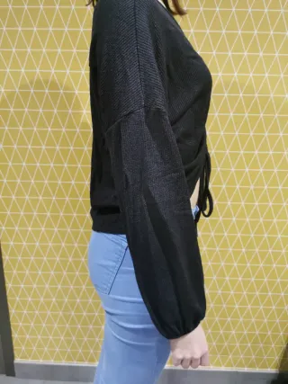 Camiseta negra escotada manga larga