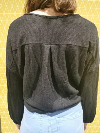 Camiseta negra escotada manga larga