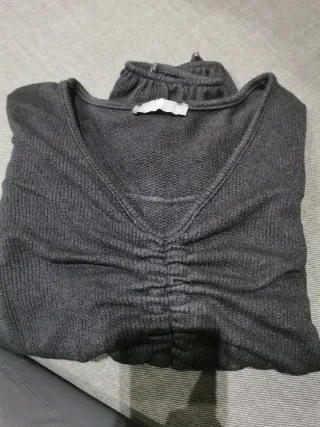 Camiseta negra escotada manga larga