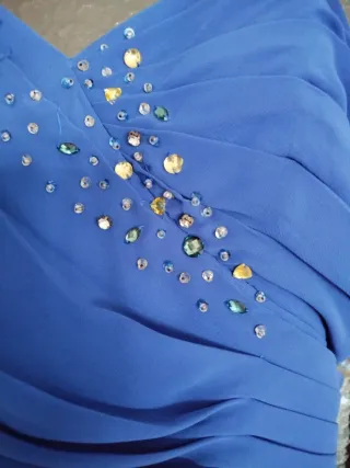 Vestido de fiesta azul con volantes