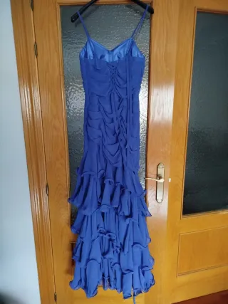 Vestido de fiesta azul con volantes