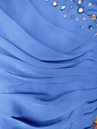Vestido de fiesta azul con volantes