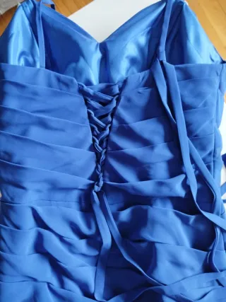 Vestido de fiesta azul con volantes