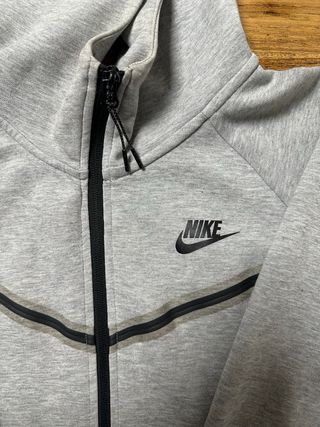 Nike Tech, sudadera original corta para chica.