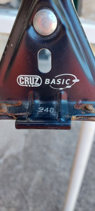 3 barras de techo marca Cruz para coche/furgoneta.