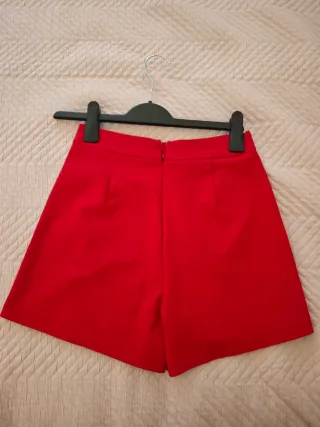 Falda pantalón roja con botones