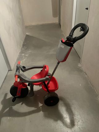 Triciclo infantil con barra de empuje