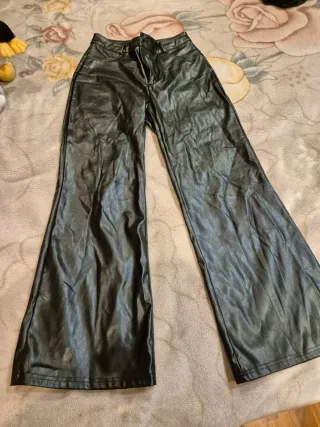 Pantalones negros efecto piel