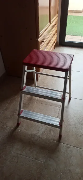Escalera plegable 3 peldaños roja