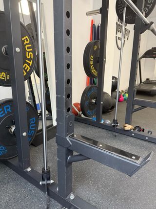Rack de gimnasio con barra Smith guiada