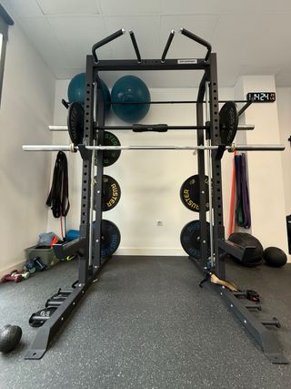 Rack de gimnasio con barra Smith guiada