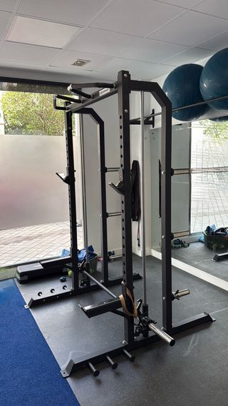 Rack de gimnasio con barra Smith guiada