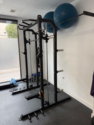 Rack de gimnasio con barra Smith guiada