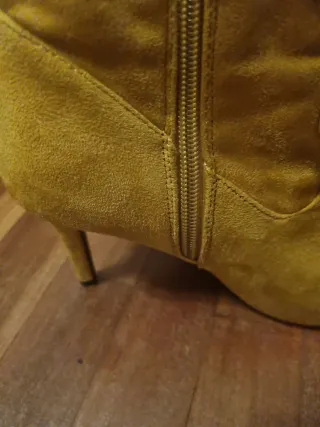 Botas altas amarillas mostaza