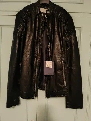 Cazadora negra efecto piel Springfield